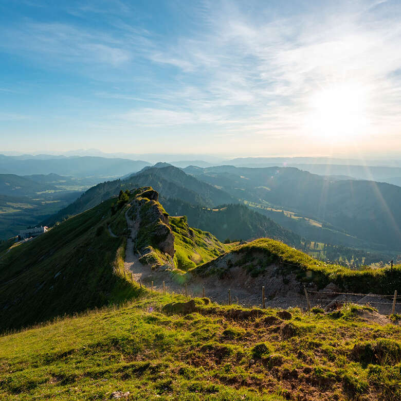 Wanderweg am Hochgrat mit Panorama der Berge von Oberstaufen