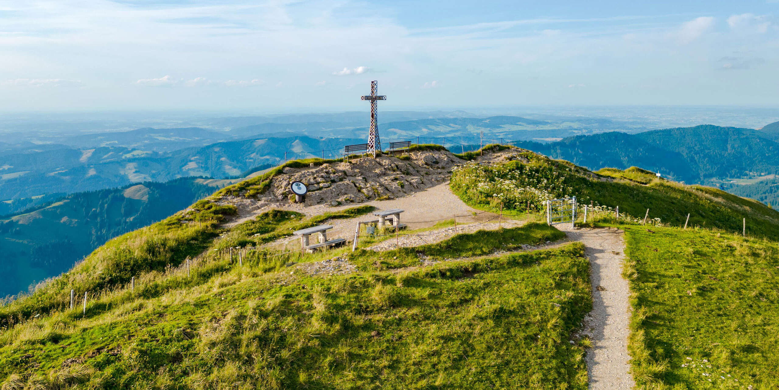 Wandergebiet am Hochgrat-Gipfel mit Ausblick auf die Allgäuer Berge