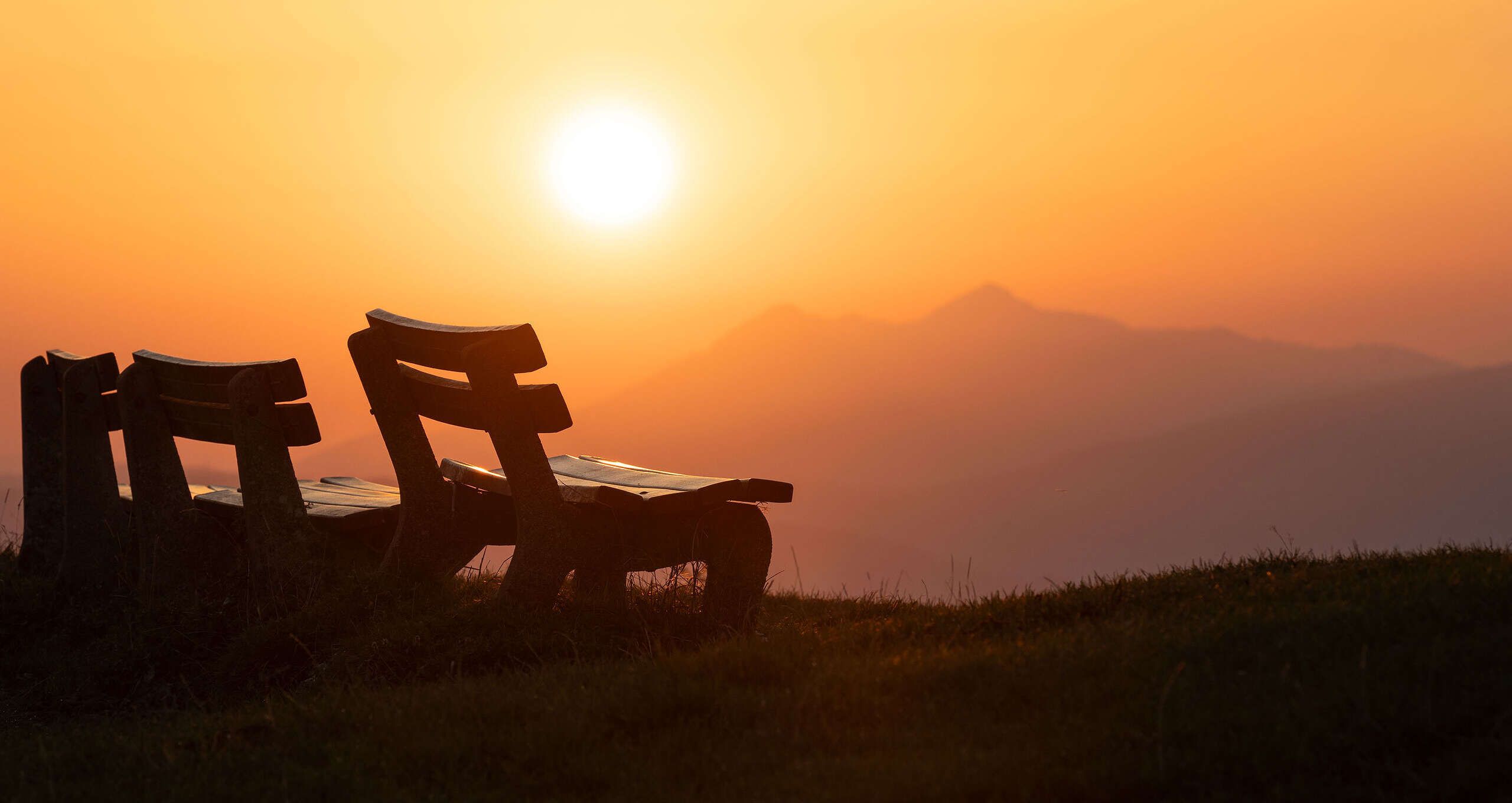 Sonnenaufgang mit Bergpanorama im Sommer