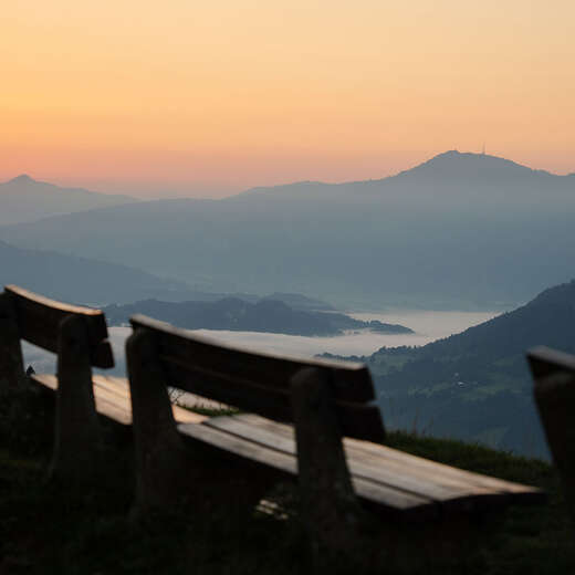 Sonnenaufgang mit Bergpanorama im Sommer