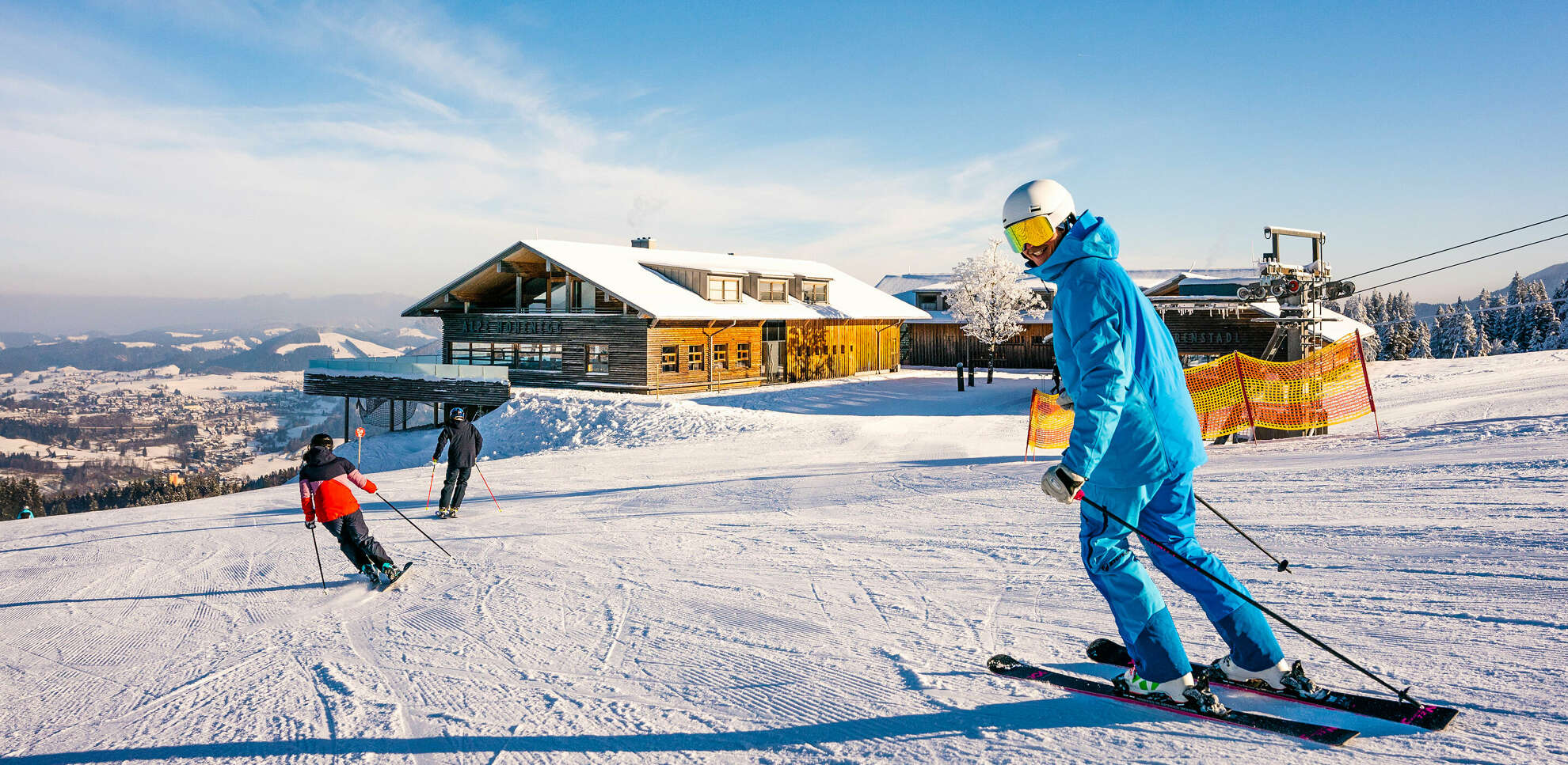 Sonniger Skitag auf den Pisten der Skiarena Steibis an der Alpe Hohenegg.