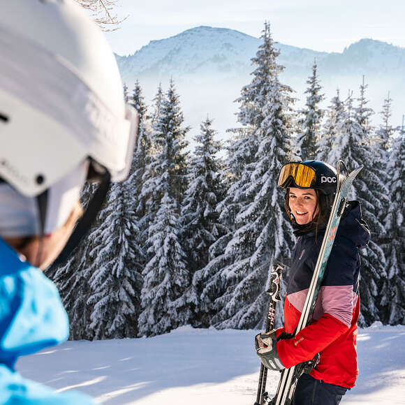 Auf den Pisten der Skiarena Steibis mit Bergblick zum Hochgrat.