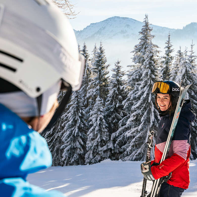 Auf den Pisten der Skiarena Steibis mit Bergblick zum Hochgrat.