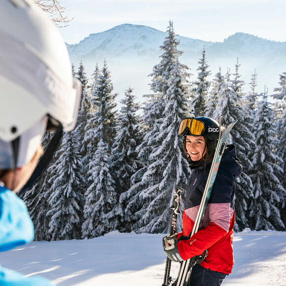 Auf den Pisten der Skiarena Steibis mit Bergblick zum Hochgrat.