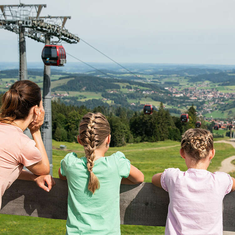Ausblick auf Oberstaufen und die Imbergbahn mit der Familie am Imberg