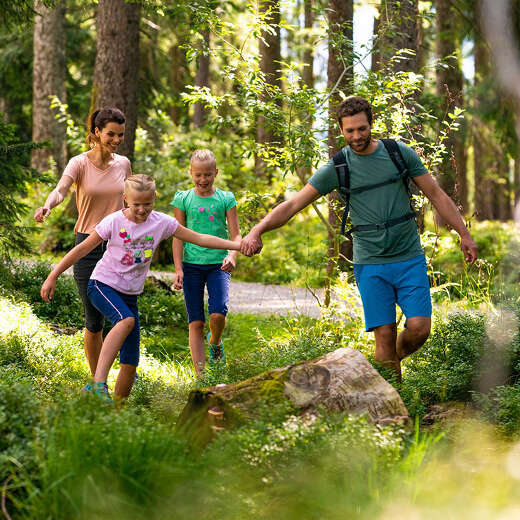 Familienwandern in den Bergen von Oberstaufen