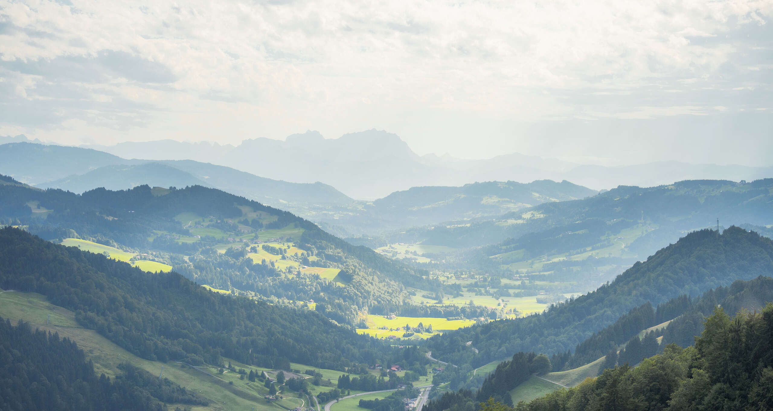 Panoramablick über Oberstaufens Täler bis zum Säntis