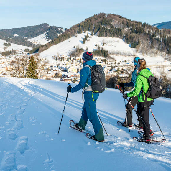 Mit den Schneeschuhen unterwegs in der verschneiten Natur über Oberstaufen und Blick auf die umliegenden Berge.