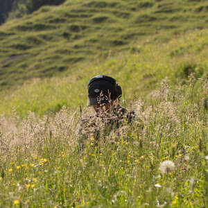 Filmteam in der Wiese