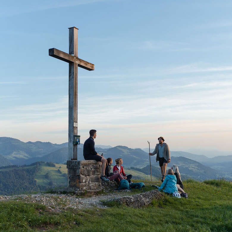 Gemeinschaft und Natur am Gipfel der Salmaser Höhe genießen