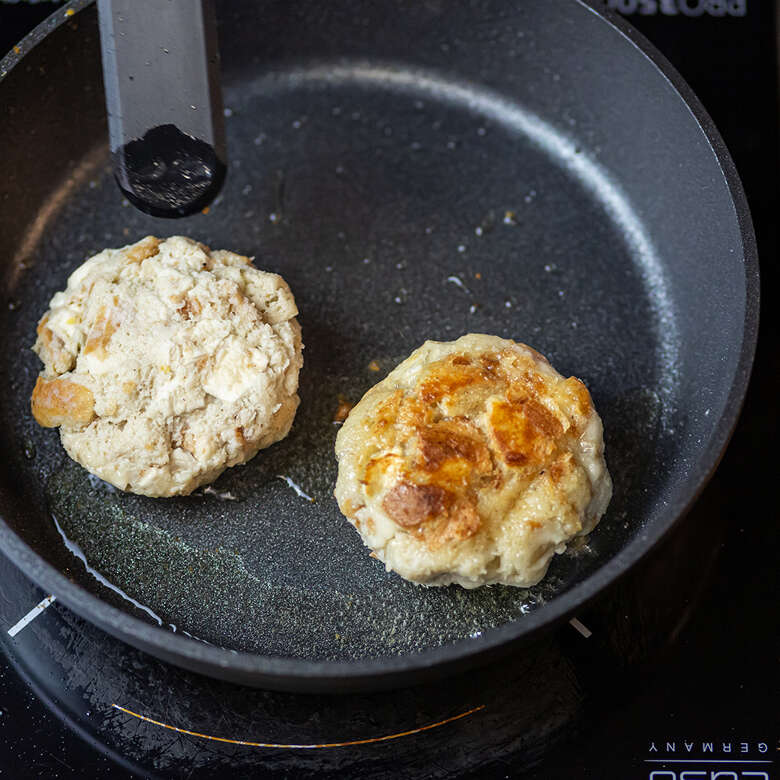 Die Keeseknödel braten in einer Pfanne.