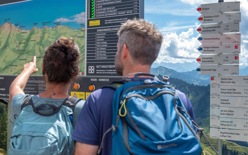 Wanderer an der Wandertafel am Hochgrat.