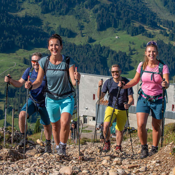 Wandergruppe auf dem Weg zum Hochgratgipfel