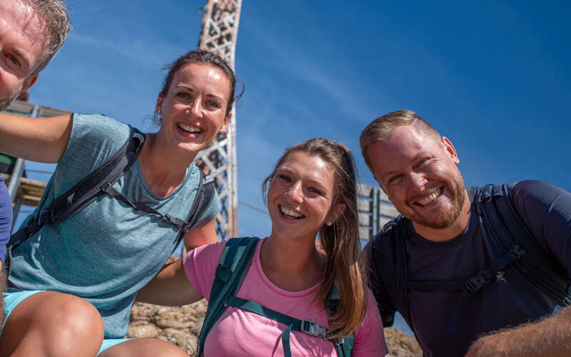 Wandergruppe macht Selfie auf dem Hochgratgipfel.