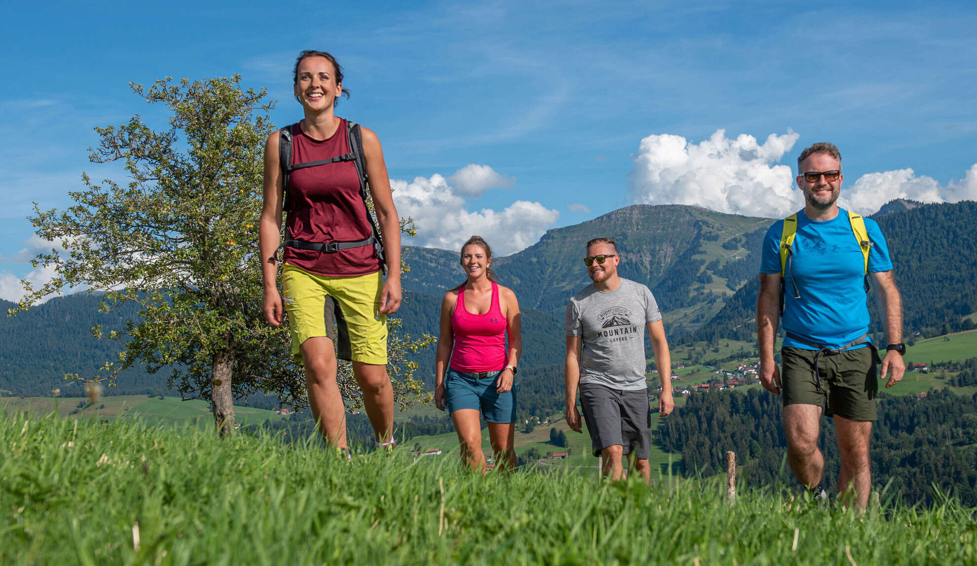 Wandergruppe am Paradies mit Bergpanorama von Steibis