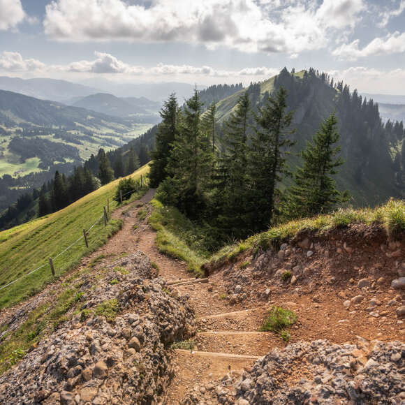 Wanderweg zum Hochgratgipfel mit Ausblick auf die Allgäuer Alpen