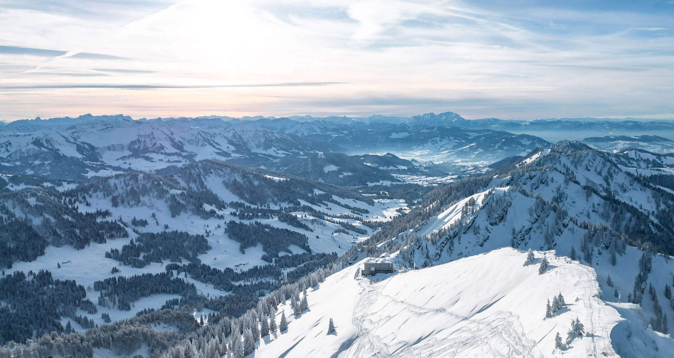 Panoramablick über den verschneiten Hochgrat und die Allgäuer Alpen im Winter