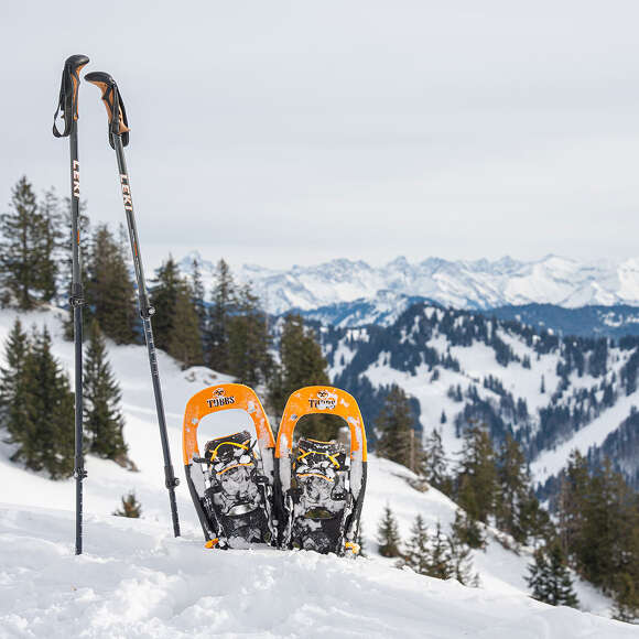 Schneeschuhe im Schnee vor dem verschneiten Panorama der Allgäuer Alpen