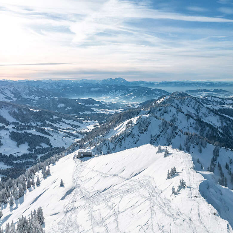 Panorama der verschneiten Allgäuer Alpen vom Hochgrat im Winter