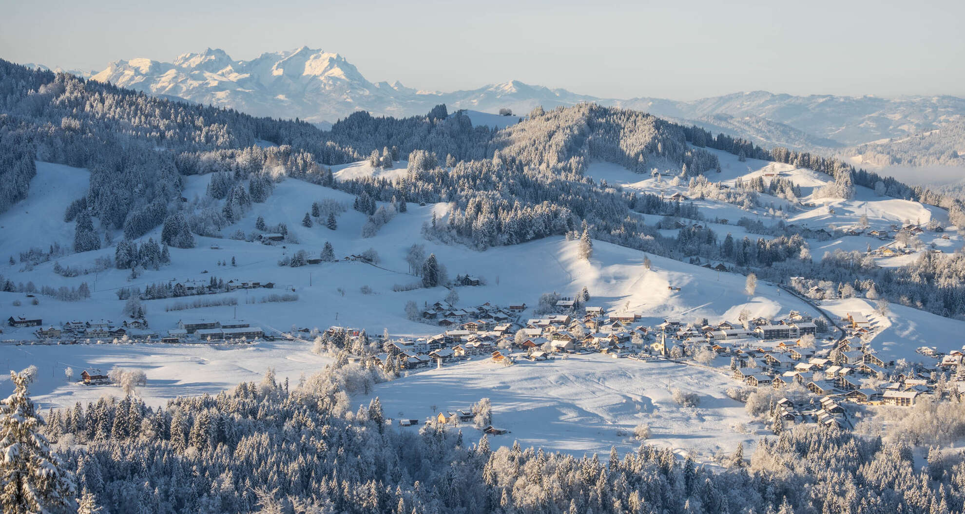 Panoramablick auf das verschneite Steibis und die umliegenden Berge