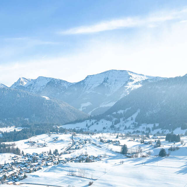 Panorama von der verschneiten Natur mit Steibis und dem Bergpanorama der Nagelfluhkette.