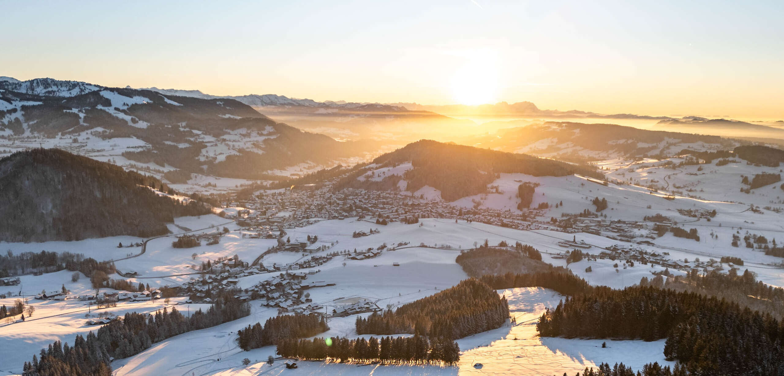 Schneelandschaft um Oberstaufen im Sonnenuntergang