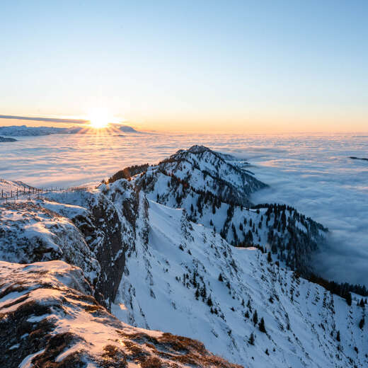 Sonnenuntergang über dem winterlichen Wolkenmeer am verschneiten Hochgrat