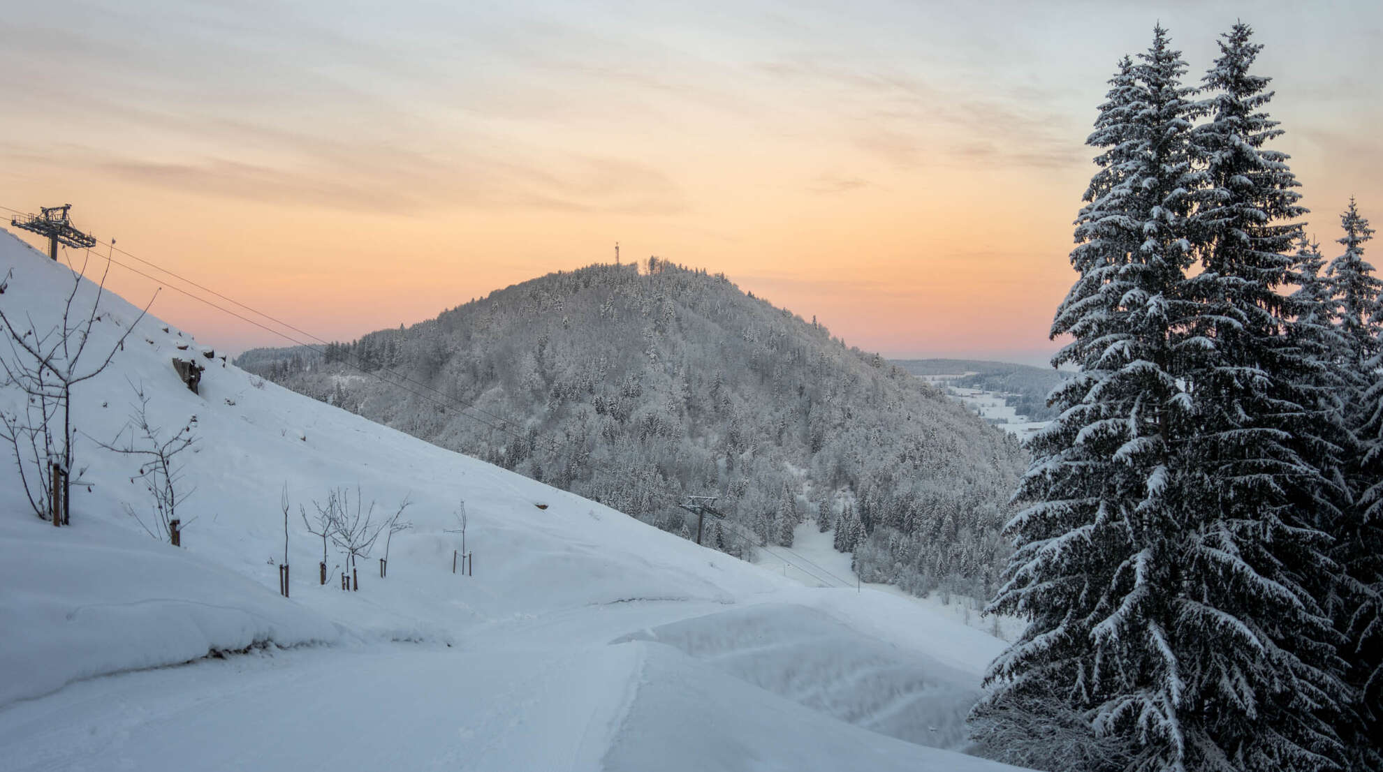 Im Skigebiet Hündle bei Sonnenaufgang mit Blick auf den Staufen.