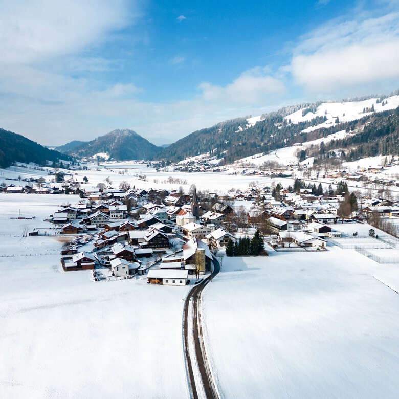 Verschneites Thalkirchdorf und das Konstanzer Tal im Winter.