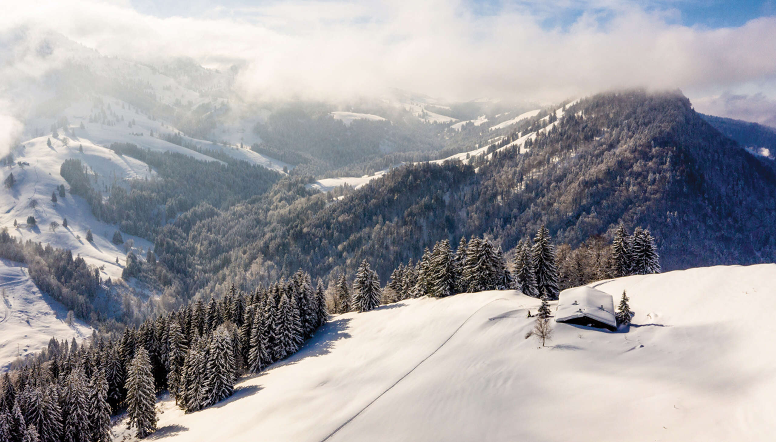 Verschneite Winterlandschaft in den Allgäuer Bergen von Oberstaufen