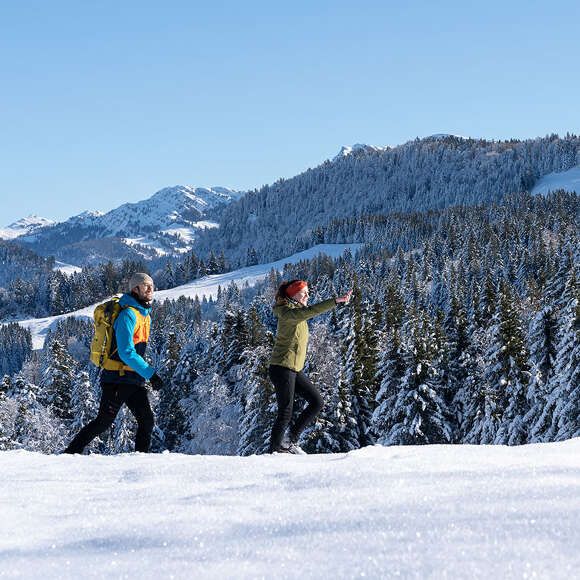 Winterwandern am Dreiländerblick mit ausblick auf den verscheiten Hochgrat und die weiße Landschaft von Oberstaufen.