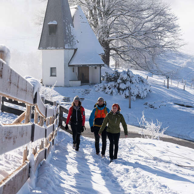 Winterwanderung im Schnee an der Bruder Klaus Kapelle in Hagspiel