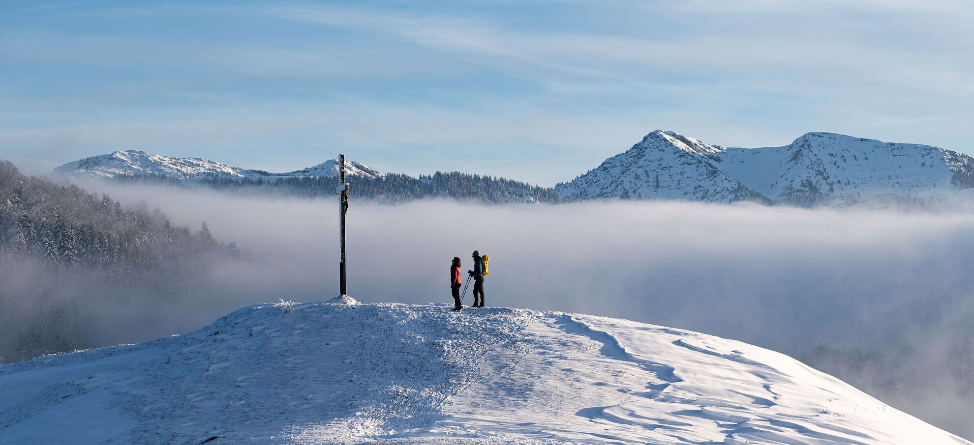 Winterwanderung zum Jugetgipfel bei Oberstaufen mit Ausblick auf die verschneiten Berge