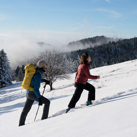 Winterwandern durch den Tiefschnee in der Natur von Oberstaufen