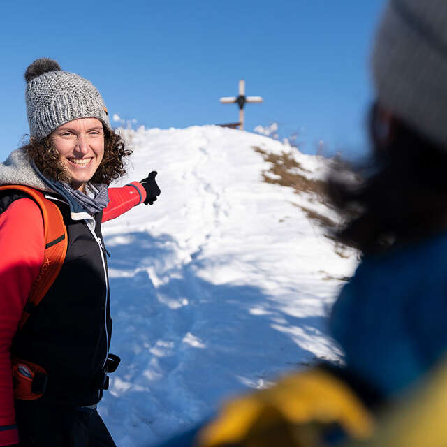 Auf dem verschneiten Wanderweg zum Dreiländerblick an einem sonnigen Wintertag.