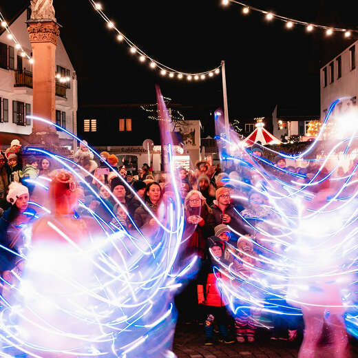 Walking Show act Glow Wings während des Winterzaubers in Oberstaufen