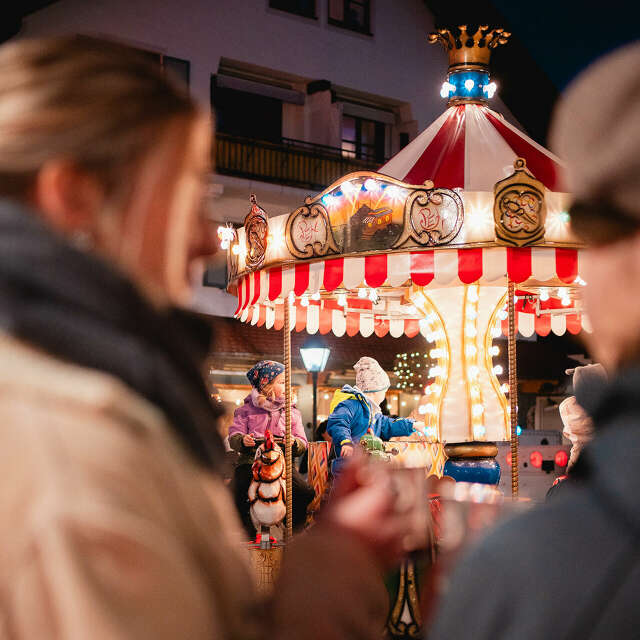 Kinderkarussell und Früchtepunsch beim Oberstaufener Winterzauber