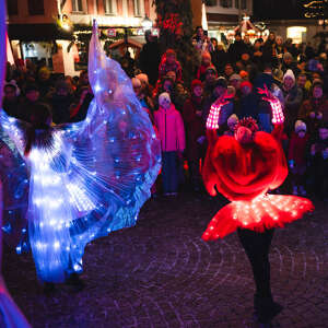 Auftritt der Glow Wings am Marienplatz während des Oberstaufener Winterzaubers.