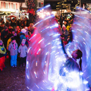 Auftritt der Glow Wings auf dem beleuchteten Marienplatz während des Oberstaufener Winterzaubers