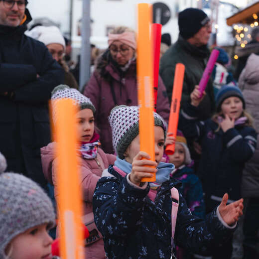 Kinderchor auf dem Marienplatz während des Oberstaufener Winterzaubers.