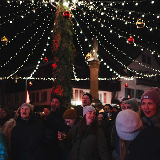 Party auf dem geschmückten Marienplatz während des Oberstaufener Winterzaubers.