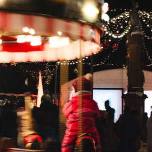 Nostalgisches Kinderkarussell bei Nacht auf dem Oberstaufener Winterzauber