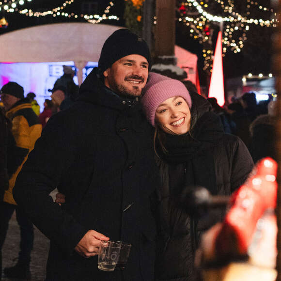 Paar beim Winterzauber auf dem beleuchteten und geschmückten Marienplatz in Oberstaufen.