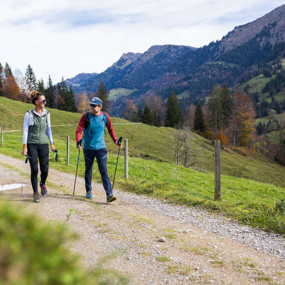 Wandern im Herbst am Imberg mit dem Panorama der Nagelfuhkette