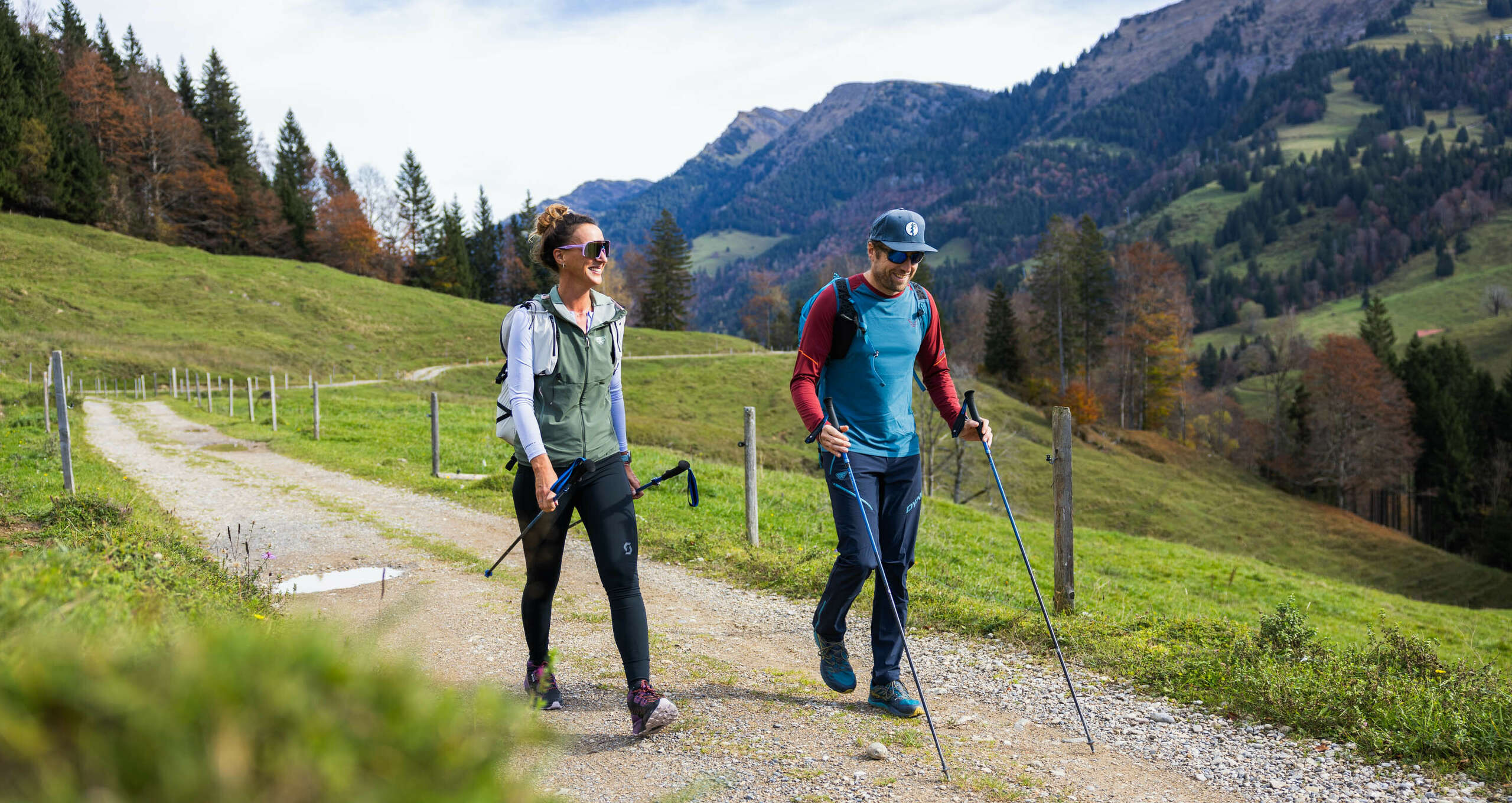 Wanderer unterwegs auf den Wegen am Imberg bei Steibis im Allägu